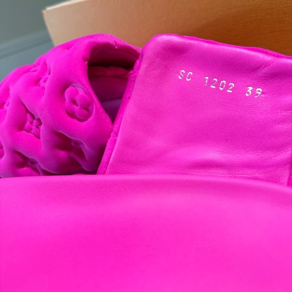 *NEW* Louis Vuitton Pillow Bright pink slides - Picture 7 of 10